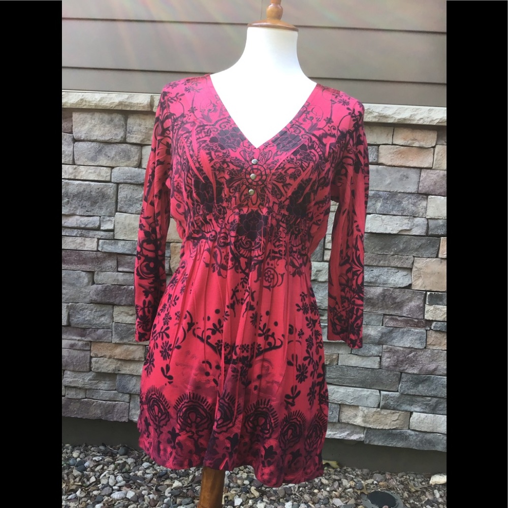 Live & Let Live exotic red & black sizeL top